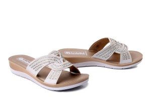 INBLU BV-47 002 beżowy, klapki damskie. Brązowe klapki Inblu, bez wzorów, bez obcasa, na koturnie. Za 77,99 zł.