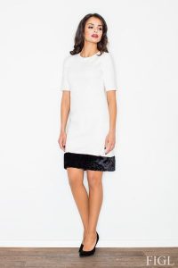 Ecru Elegancka Ołówkowa Sukienka z Futrzaną Wypustką. Czarne sukienki Figl, l, bez wzorów, z elastanu, eleganckie, bez kołnierzyka, bez ramiączek, ołówkowe. Za 269,00 zł.