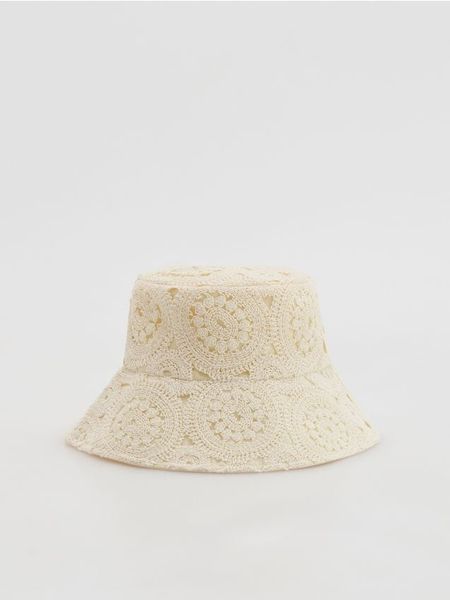 Kapelusz bucket hat - złamana biel. Kapelusze Reserved, bez wzorów. W wyprzedaży za 49,99 zł.