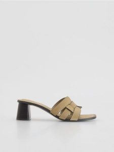 Zamszowe klapki na obcasie - beżowy. Brązowe klapki Reserved, bez wzorów, z zamszu, bez obcasa, na obcasie. Za 169,99 zł.