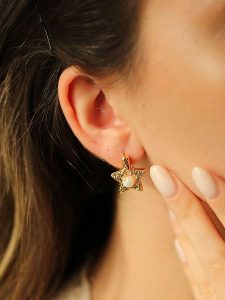 Pierres delicates Pozłacane kolczyki-wkrętki z perłami rozmiar: onesize. Białe kolczyki Pierres delicates, z perłą, pozłacane. Za 39,99 zł.