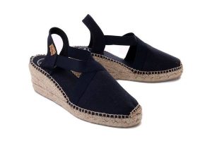 TONI PONS TER mari navy, sandały/espadryle damskie. Niebieskie sandały TONI PONS, bez wzorów, bez obcasa, na koturnie, bez zapięcia. Za 199,92 zł.