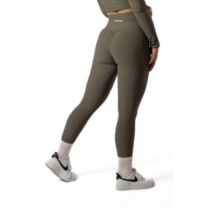 Damskie legginsy bezszwowe prążkowane z efektem scrunch – zielony szałwiowy. Zielone legginsy AESTHETIC WOLF, bez wzorów, z dzianiny, z podwyższonym stanem, długie. Za 119,99 zł.