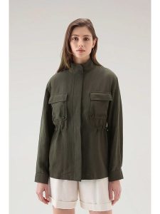Woolrich Kurtka przejściowa "Fluid" w kolorze khaki rozmiar: XL. Brązowe kurtki Woolrich, xl, bez wzorów, bez kaptura. Za 527,10 zł.