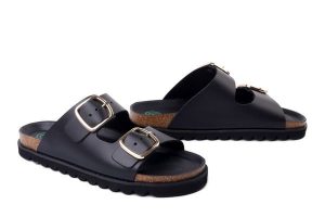 DR. BRINKMANN 700925-01 schwarz, klapki damskie. Czarne klapki Dr. Brinkmann, bez wzorów, ze skóry, bez obcasa. Za 349,90 zł.