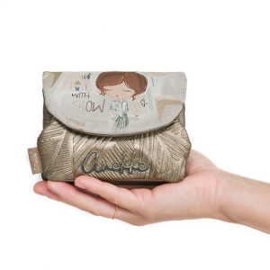 Portfel damski Anekke, z klapką ozdobiony charakterystycznym nadrukiem i metalowym logo wyposażony w kieszeń na monety, złoty, 42809-016. Żółte portfele Anekke, bez wzorów. Za 129,00 zł.