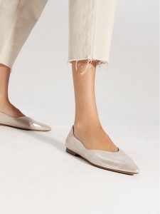 Caprice Baleriny 9-22110-42 Złoty. Żółte balerinki Caprice, bez wzorów, ze skóry, bez obcasa, bez zapięcia. Za 166,99 zł.