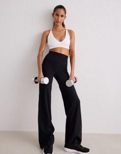 Damskie legginsy z prostą nogawką, wysoki stan, squat proof Sense czarne. Czarne legginsy AIM'N, bez wzorów, z elastanu, z podwyższonym stanem, długie. Za 339,00 zł.