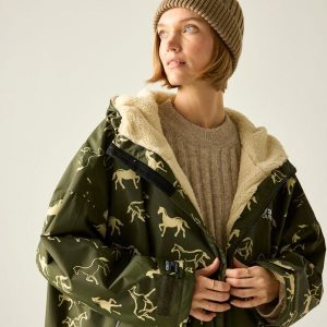 Wodoodporny szlafrok do przewijania dla dorosłych unisex. Brązowe szlafroki Regatta, bez wzorów, bez kaptura. Za 329,99 zł.