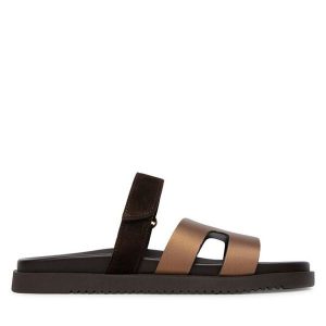 Klapki Steve Madden. Brązowe klapki Steve Madden, bez wzorów, bez obcasa. Za 429,99 zł.