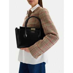 Torebka Lasocki. Czarne kuferki Lasocki, bez wzorów, bez dodatków. Za 169,99 zł.