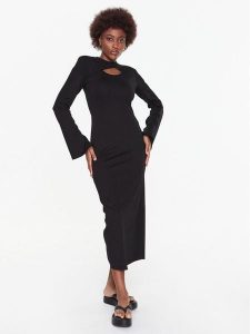 Gestuz Sukienka codzienna Anka 10906826 Czarny Slim Fit. Czarne sukienki Gestuz, na co dzień, s, bez wzorów, z wiskozy, bez kołnierzyka, bez ramiączek, proste. Za 639,99 zł.