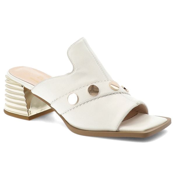 Klapki damskie S.Barski, na efektownym obcasie z metalicznym akcentem z szerokim paskiem i ozdobnymi nitami łączą nowoczesny design, białe, CR61-3063. Białe klapki S.BARSKI, z aplikacjami, bez obcasa, na obcasie. Za 269,90 zł.