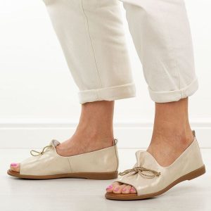 Złote skórzane płaskie sandały damskie Cambell 656. Żółte sandały Cambell, bez wzorów, z jeansu, bez obcasa, na płaskiej podeszwie, bez zapięcia. Za 219,00 zł.