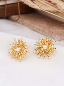 L'Atelier de Gaia Pozłacane kolczyki-wkrętki z perłami rozmiar: onesize. Żółte kolczyki L'Atelier de Gaia, z perłą, pozłacane. Za 79,45 zł.