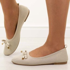 Beżowe baleriny damskie Evento 9048. Brązowe balerinki eVento, z aplikacjami, z jeansu, bez obcasa, na płaskiej podeszwie, bez zapięcia. Za 99,00 zł.