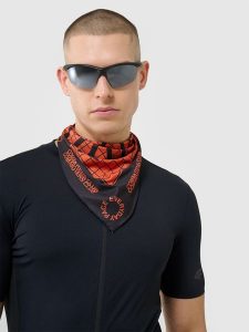 4F Czapka kolarska uniseks - czarna Uniwersalny. Czarne czapki 4f, bez wzorów, z bawełny, eleganckie. W wyprzedaży za 29,99 zł.