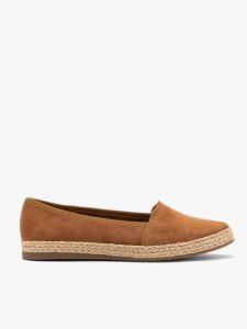 Rude welurowe espadryle. Brązowe espadryle Ryłko, bez wzorów, ze skóry, bez obcasa, na płaskiej podeszwie. W wyprzedaży za 279,99 zł.