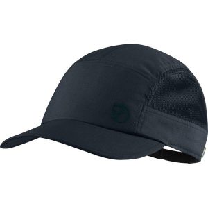 Czapka z daszkiem Fjallraven Abisko Mesh Cap. Niebieskie czapki Fjällräven, bez wzorów, z meshu, sportowe. Za 135,99 zł.