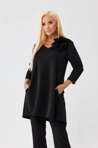 Asymetryczna czarna tunika Florina z wydłużonym tyłem i odpinanym kwiatem PLUS SIZE XXL OVERSIZE JESIEŃ. Czarne tuniki Moda Size Plus Iwanek, do pracy, na jesień, l, bez wzorów, z nylonu, biznesowe, z asymetrycznym kołnierzem, plus size, bez ramiączek. Za 229,90 zł.