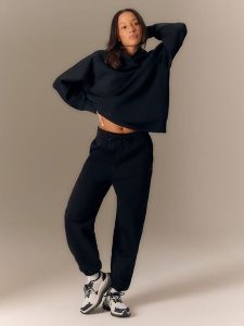 4F Spodnie dresowe joggery damskie - czarne S. Czarne spodnie dresowe 4f, s, bez wzorów, z dresówki. Za 139,99 zł.