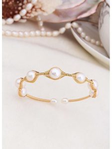 L'Atelier de Gaia Pozłacana bransoletka z perłami rozmiar: onesize. Białe bransoletki L'Atelier de Gaia, z perłą, pozłacane. Za 143,56 zł.