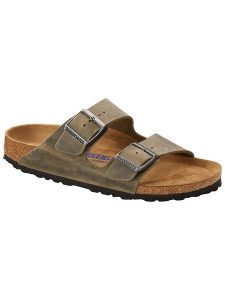 Birkenstock Skórzane klapki "Arizona" w kolorze khaki rozmiar: 36. Brązowe klapki Birkenstock, bez wzorów, z otwartym noskiem, bez obcasa. Za 384,71 zł.