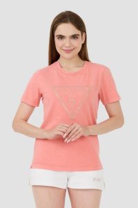 GUESS Różowy t-shirt Vintage Logo. Czerwone t-shirty Guess, s, z aplikacjami, bez kołnierzyka, bez ramiączek. W wyprzedaży za 151,99 zł.
