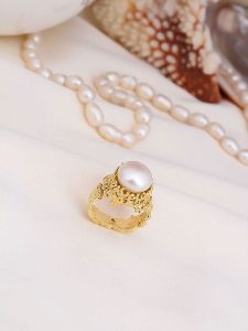 Pierres delicates Pozłacany pierścionek z perłą rozmiar: onesize. Białe pierścionki Pierres delicates, z perłą, pozłacane. Za 52,99 zł.