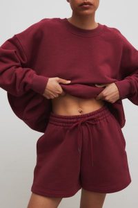 Krótkie spodenki ze sznurkiem w kolorze BURGUNDY - PROSPER-XL. Czerwone szorty Marsala, bez wzorów, z bawełny, klasyczne. Za 299,90 zł.