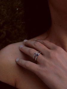 DIA DIAMONDS Srebrny pierścionek z diamentami i szafirem rozmiar: 56. Niebieskie pierścionki DIA DIAMONDS, z diamentem, srebrne. Za 329,42 zł.