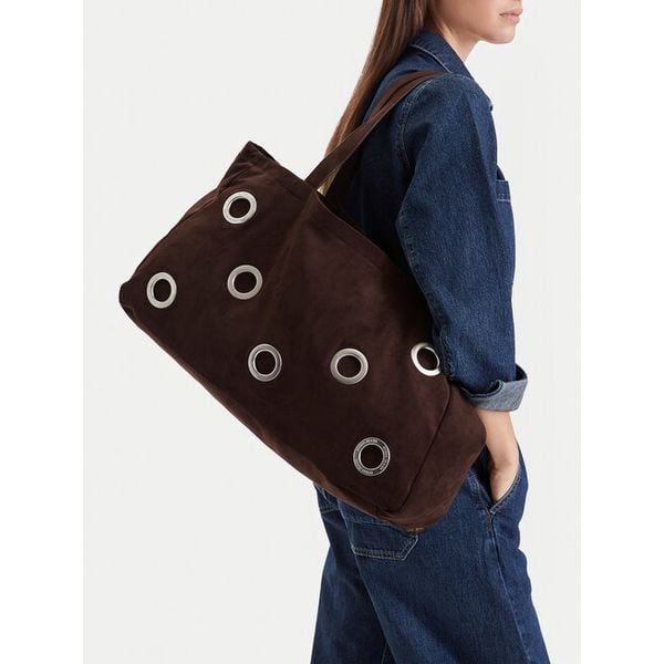Torebka Guess Jeans. Brązowe shopper bag Guess Jeans, z aplikacjami, z jeansu, bez dodatków. Za 329,99 zł.