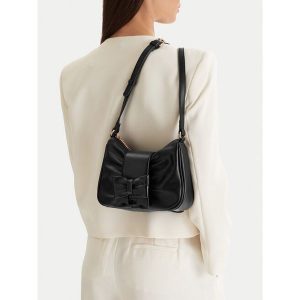 Torebka JENNY. Czarne listonoszki Jenny, bez wzorów, bez dodatków. Za 119,99 zł.