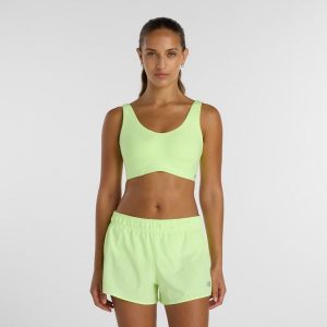 Biustonosz do biegania New Balance WB51052AFG – zielony. Zielone biustonosze New Balance, bez wzorów, z lycry. Za 249,99 zł.