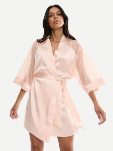 Triumph Szlafrok A Weekend To Remember 10227185 Beżowy. Brązowe szlafroki Triumph, bez wzorów, z syntetyku, bez kaptura. Za 199,99 zł.