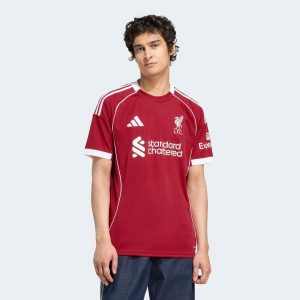 Koszulka piłkarska Liverpool FC sezon 25/26 domowa. Bluzki ADIDAS, s, bez wzorów, sportowe, bez kołnierzyka, bez ramiączek. Za 319,99 zł.