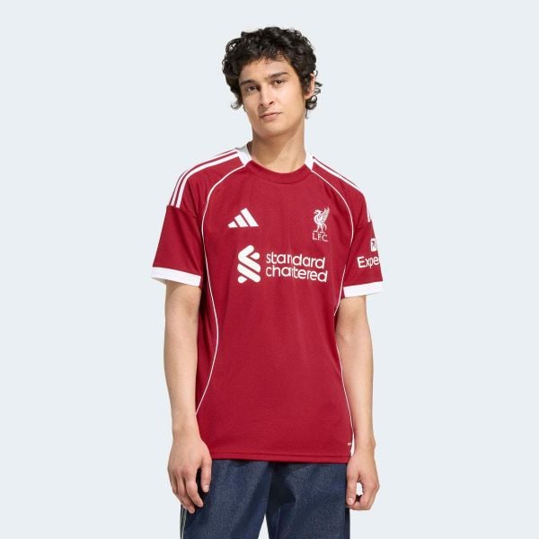 Koszulka piłkarska Liverpool FC sezon 25/26 domowa. Bluzki ADIDAS, l, bez wzorów, sportowe, bez kołnierzyka, bez ramiączek. Za 359,99 zł.