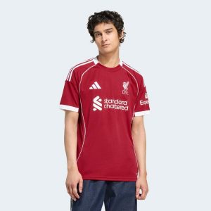 Koszulka piłkarska Liverpool FC sezon 25/26 domowa. Bluzki DOUBLE D, s, bez wzorów, sportowe, bez kołnierzyka, bez ramiączek. Za 359,99 zł.