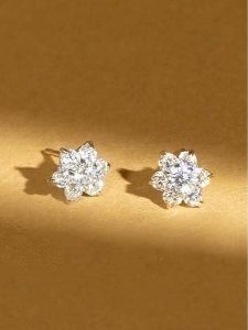 OR ÉCLAT Złote kolczyki-wkrętki "Le Messager Blanc" z cyrkoniami rozmiar: onesize. Szare kolczyki OR ÉCLAT, z cyrkonią, złote. Za 391,99 zł.