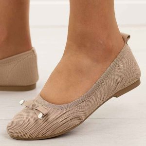 Fango baleriny damskie Evento 9048. Brązowe balerinki eVento, z aplikacjami, z jeansu, bez obcasa, na płaskiej podeszwie, bez zapięcia. Za 99,00 zł.