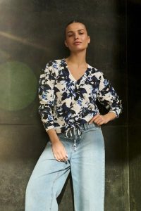 Bluza w kwiaty z dekoltem biała. Białe bluzy MOODO, l, bez wzorów, z bawełny, bez kaptura. Za 119,99 zł.