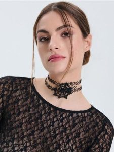 Naszyjnik choker 2 pack - czarny. Czarne naszyjniki Sinsay. Za 9,99 zł.