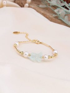 Pierres de Jade Pozłacana bransoletka z perłami i opalami rozmiar: onesize. Białe bransoletki Pierres de Jade, z opalem, pozłacane. Za 39,99 zł.