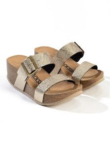 BACKSUN Klapki "Jakarta" w kolorze złotym na koturnie rozmiar: 38. Żółte klapki Backsun, bez wzorów, z materiału, z otwartym noskiem, bez obcasa, na koturnie. Za 173,99 zł.