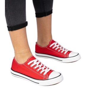Czerwone klasyczne damskie trampki. Czerwone trampki bez wzorów, z materiału, bez zapięcia. Za 75,95 zł.
