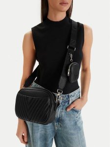 Guess Jeans Torebka CWBEO-GUESS-M-001-09 Czarny. Czarne listonoszki Guess Jeans, z aplikacjami, z jeansu, bez dodatków. Za 229,99 zł.