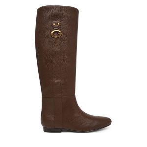 Kozaki Guess. Brązowe kozaki Guess, z aplikacjami, bez obcasa, na płaskiej podeszwie, bez zapięcia. Za 764,99 zł.