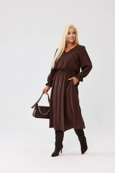 Klasyczna sukienka Marlen MIDI w kolorze czekoladowego brązu - z gumką w pasie i kieszeniami PLUS SIZE XXL OVERSIZE JESIEŃ. Brązowe sukienki Moda Size Plus Iwanek, do pracy, na jesień, plus size, bez wzorów, ze skóry, biznesowe, bez kołnierzyka, plus size, bez ramiączek, midi, oversize. Za 329,90 zł.