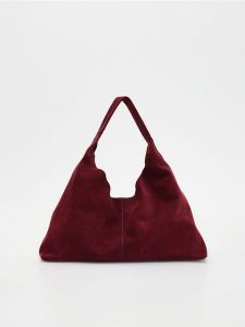 Zamszowa torebka shopper z saszetką - bordowy. Czerwone nerki i saszetki Reserved, bez wzorów, ze skóry. Za 399,99 zł.