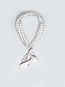 Apaszka damska w czarne kropki biała Hameli 100. Białe apaszki i chusty Big Star, z aplikacjami, z żakardem, eleganckie. Za 59,99 zł.
